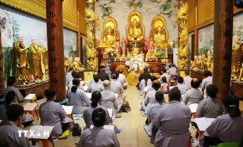 Quang cảnh Lễ cầu nguyện quốc thái dân an tại chùa Phật Tích ở thủ đô Vientiane (Lào). (Ảnh: Xuân Tú/TTXVN)