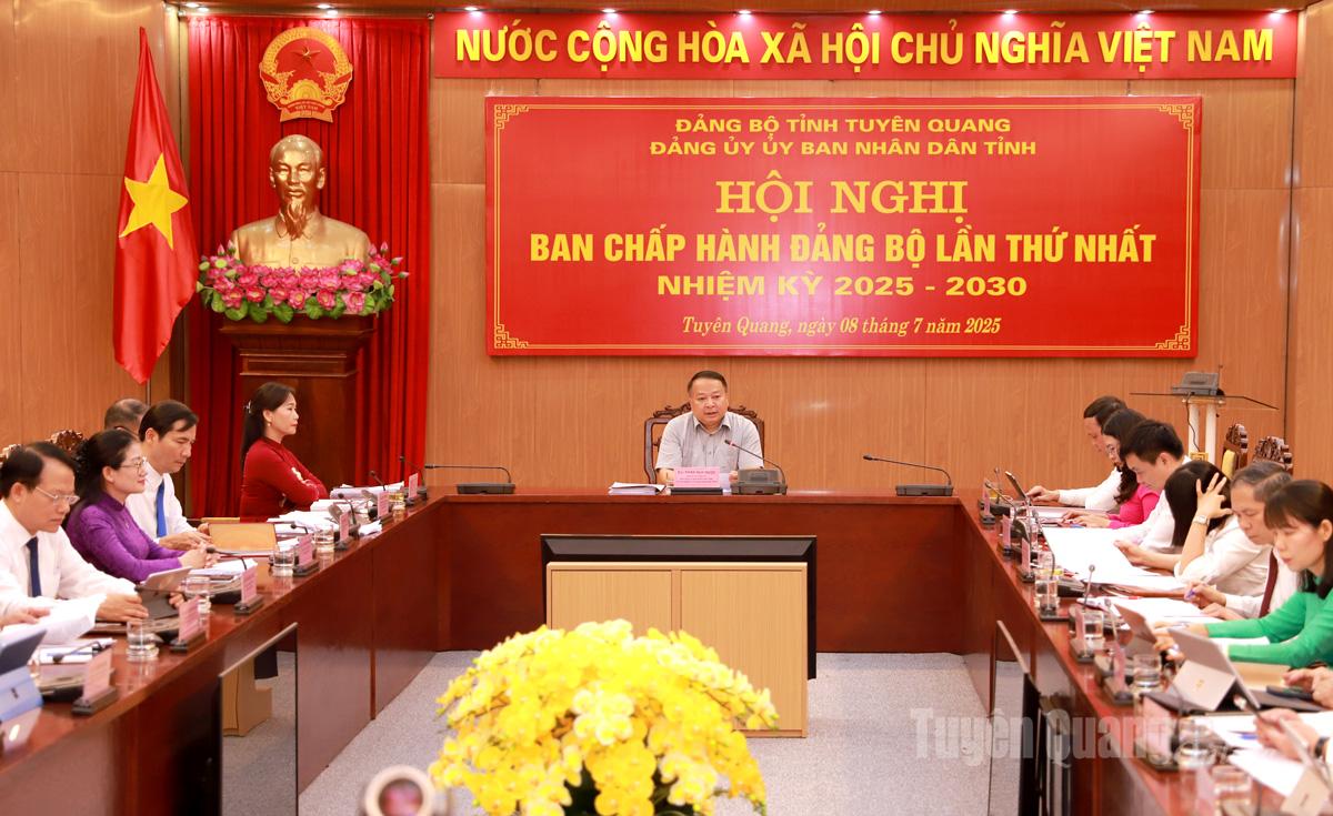 Đồng chí Chủ tịch UBND tỉnh Phan Huy Ngọc, Bí thư Đảng ủy chủ trì hội nghị.