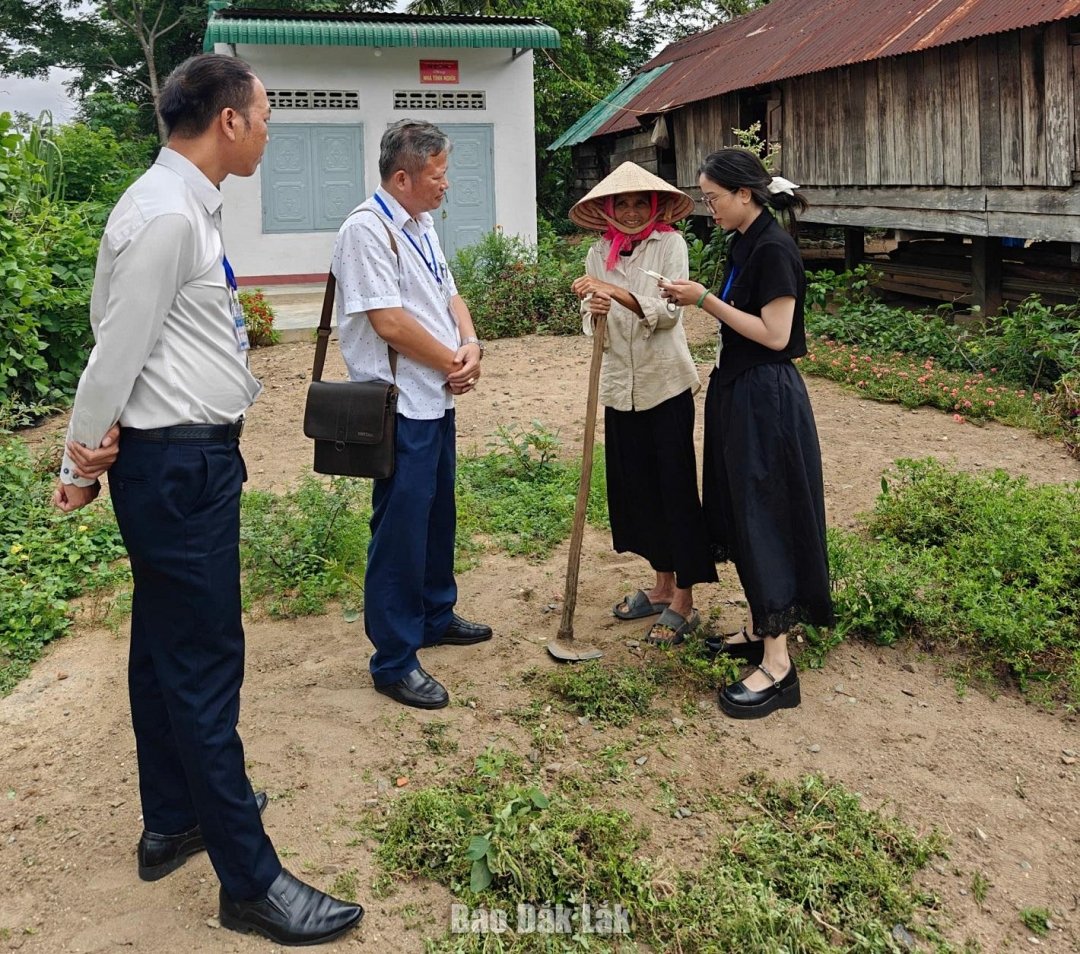 Người dân xã M Dr ắk cung cấp thông tin cho 