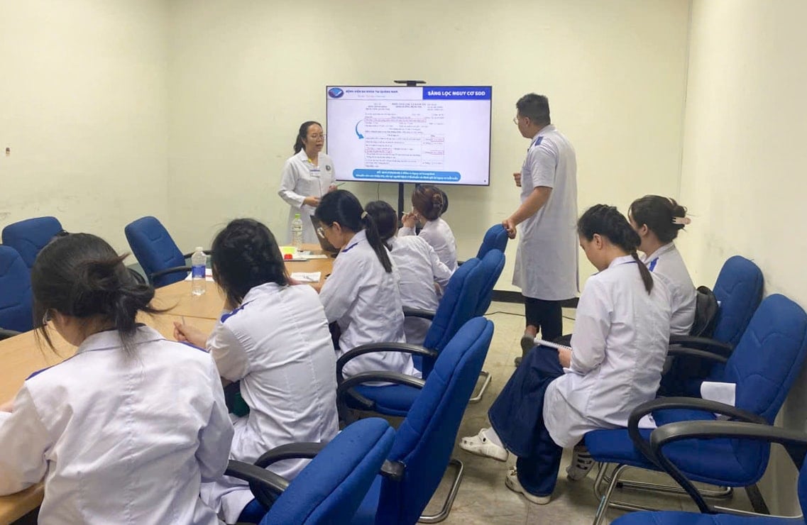 2. Các sinh viên ngành dinh dưỡng được trình bày và chỉ dẫn cách làm hồ sơ bệnh án người bệnh tại bệnh viện đa khoa Trung ương Quảng Nam.
