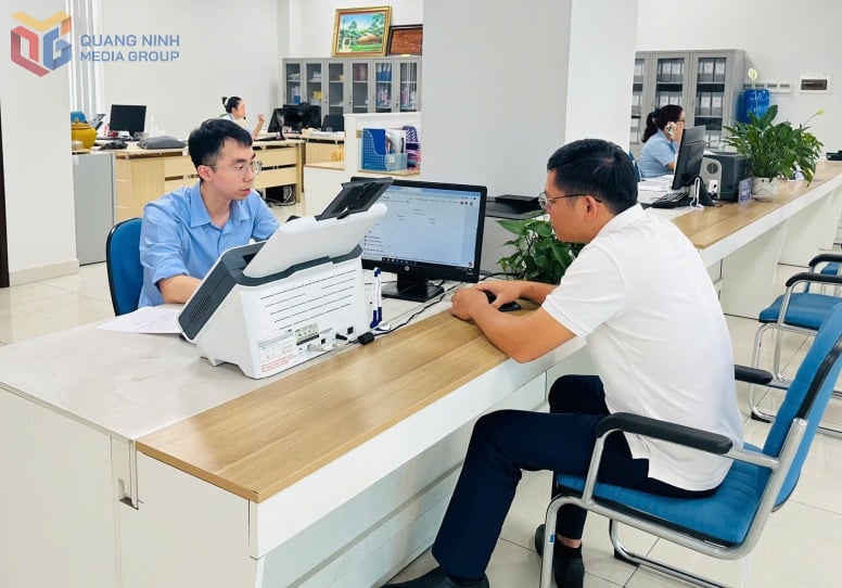 Cán bộ Trung tâm Phục vụ Hành chính công tỉnh hướng dẫn người dân sử dụng ví điện tử. Ảnh: Cao Quỳnh