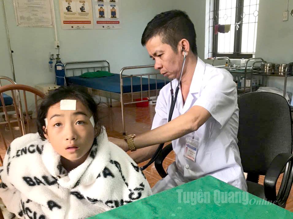 Cử nhân điều dưỡng Nguyễn Duy Đông, Trạm trưởng Trạm Y tế xã Lũng Cú thăm khám cho người bệnh.