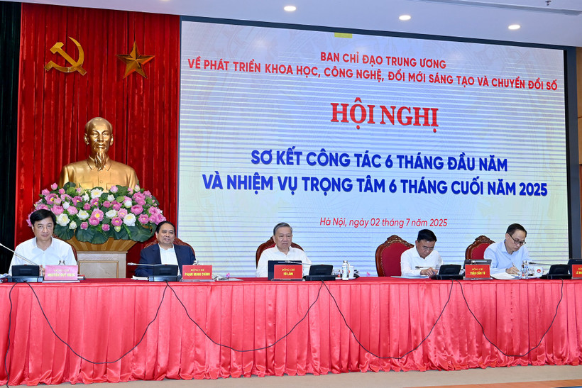 Le secrétaire général To Lam, le Premier ministre Pham Minh Chinh et d'autres dirigeants du Parti et de l'État ont présidé la conférence. (Photo : DANG KHOA)