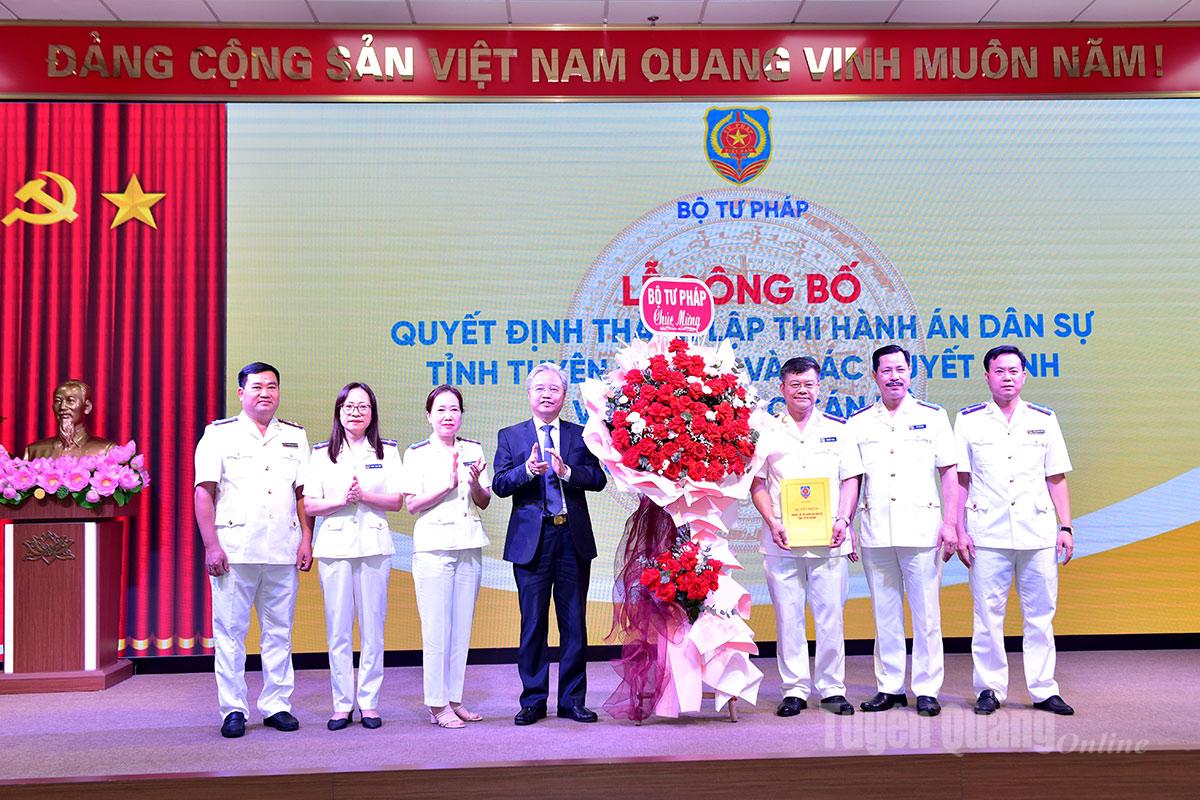 Thừa uỷ quyền của Bộ trưởng Bộ Tư pháp, đồng chí Nguyễn Quang Thái, Phó Bí thư chuyên trách Đảng ủy Bộ Tư pháp trao quyết định thành lập và tặng hoa chúc mừng Thi hành án dân sự tỉnh Tuyên Quang.