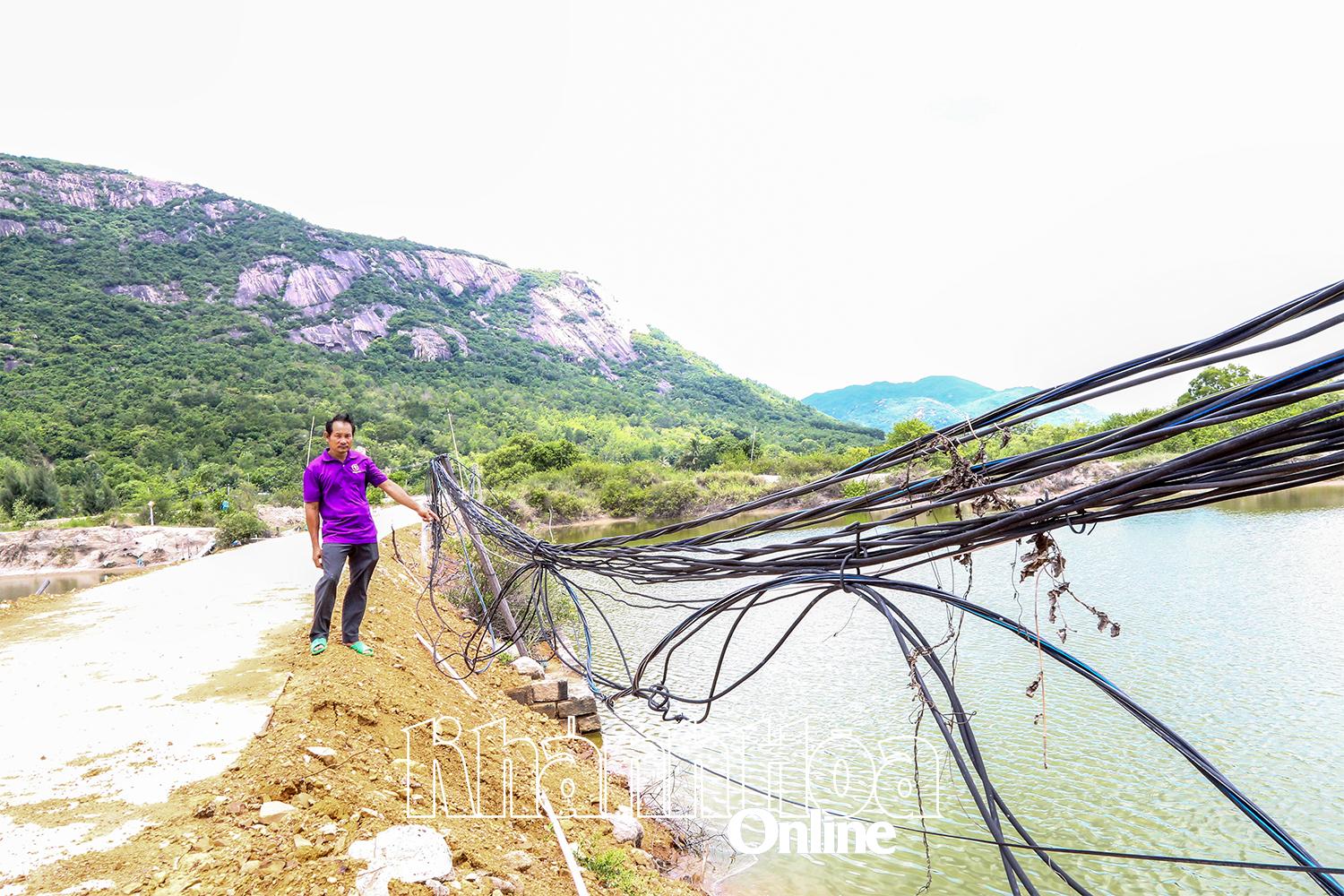 The line behind the meter of Mr. Nguyen Nhu Sang's family and other households is quite temporary and dangerous.