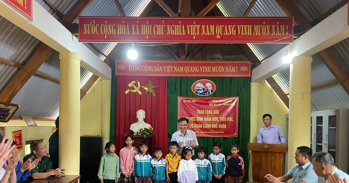 Trao tặng sữa cho trẻ em có hoàn cảnh khó khăn xã Tuy Đức