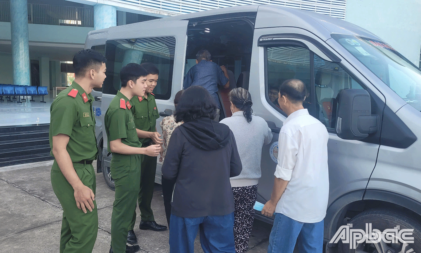 tổ chức đưa đoàn người dân có hoàn cảnh khó khăn lên TP. Hồ Chí Minh để phẫu thuật mắt miễn phí.