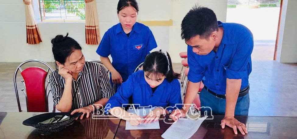Các tình nguyện viên hướng dẫn người dân thực hiện các dịch vụ công trực tuyến.