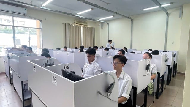 Điều kiện thực hiện thi tốt nghiệp THPT trên máy tính từ năm 2027  - Ảnh 1.