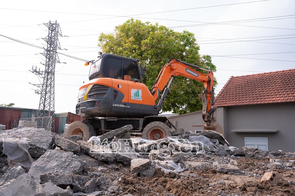 Lực lượng chức năng tháo dỡ công trình vi phạm
