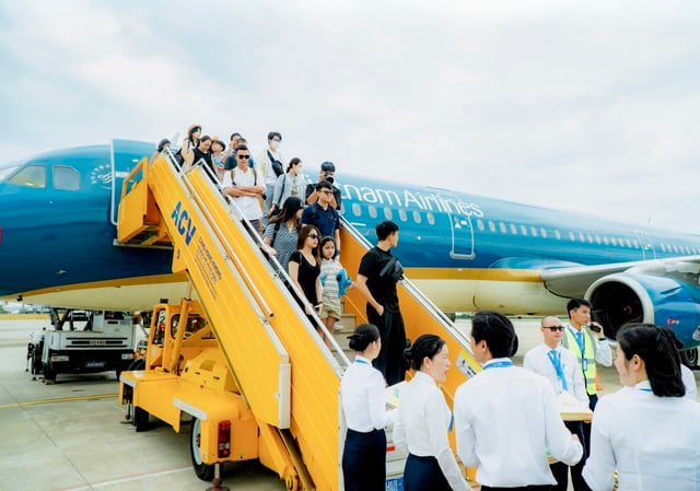 Khoảnh khắc Vietnam Airlines đón hành khách thứ 350 triệu- Ảnh 2.