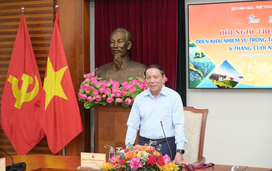 រដ្ឋមន្ត្រីក្រសួងវប្បធម៌ កីឡា និងទេសចរណ៍ លោក Nguyen Van Hung ថ្លែងសុន្ទរកថាក្នុងសន្និសីទ។
