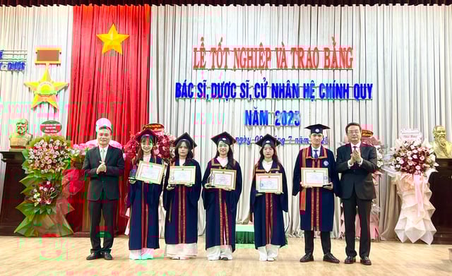 Lãnh đạo Trường ĐH Y dược Huế nhắn gửi các tân cử nhân về việc tinh gọn- Ảnh 2.