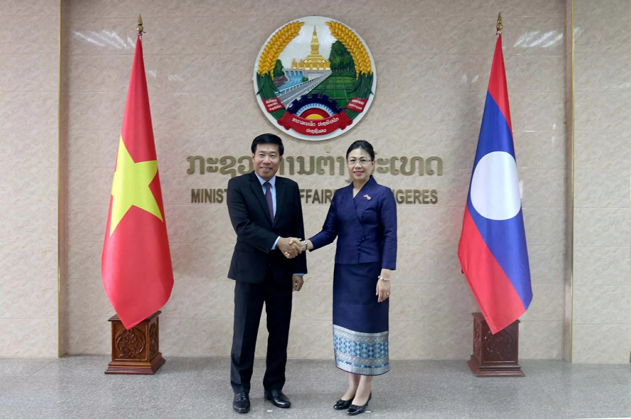 Thứ trưởng Ngoại giao Nguyễn Mạnh Cường và Thứ trưởng Ngoại giao Lào Phongsamouth Anlavan. (Nguồn: Báo Nhân dân)