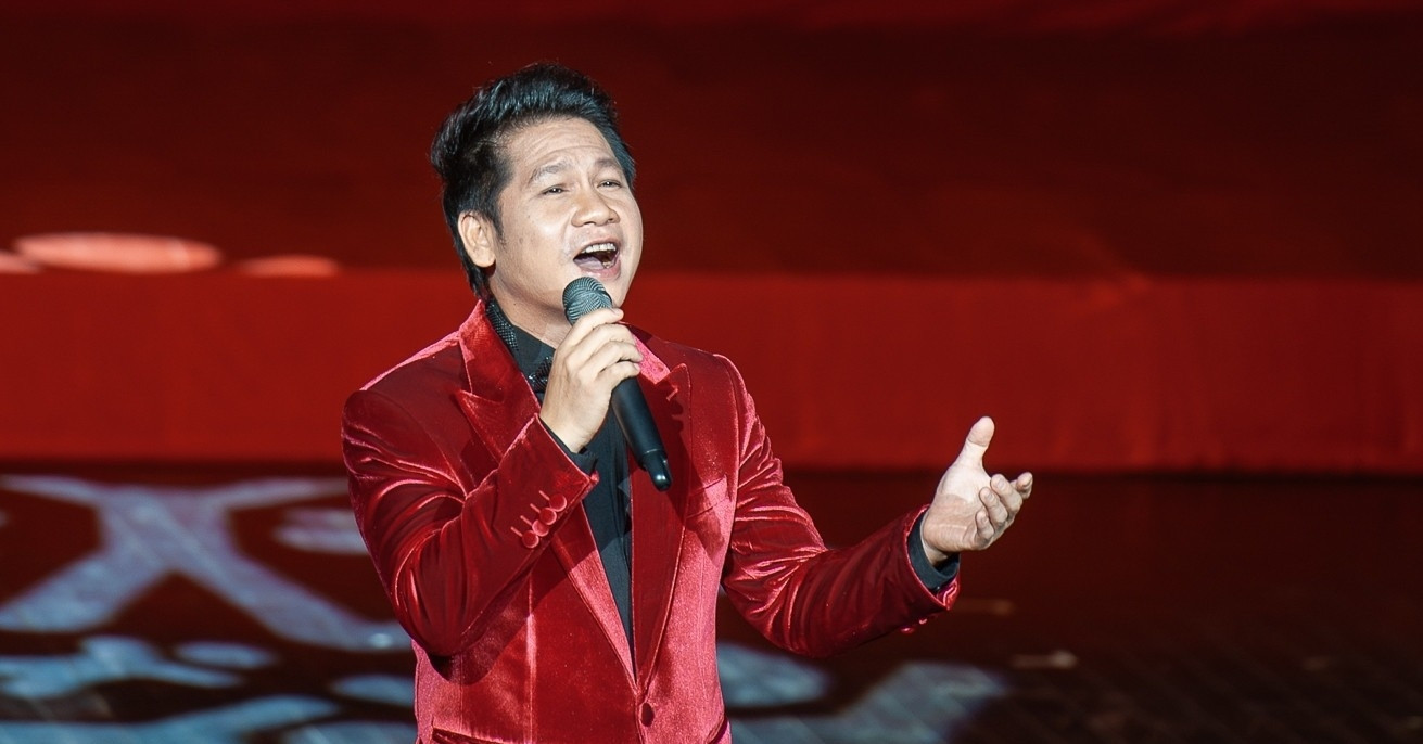 指揮者のレ・ピピと歌手のトロン・タンが音楽ナイト「フォー・エバー・アフター」で演奏