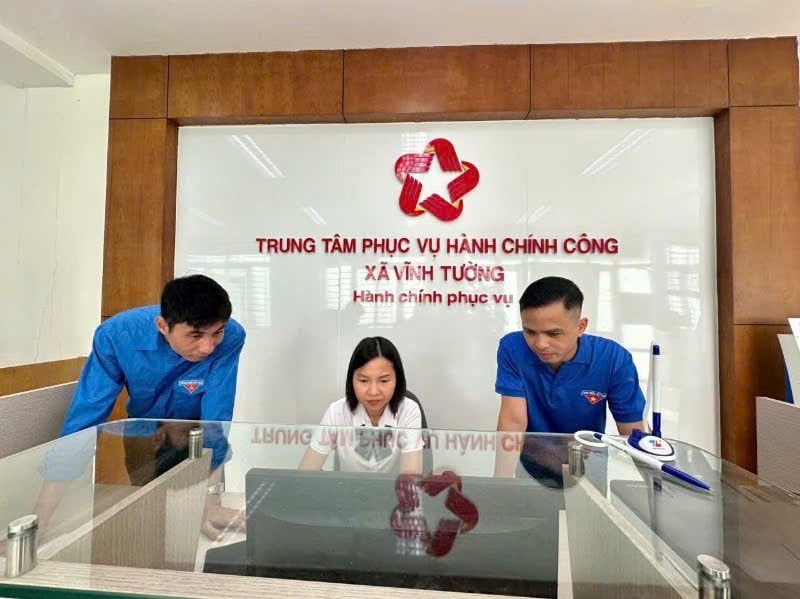 Đoàn viên thanh niên xã Vĩnh Tường hỗ trợ người dân sử dụng dịch vụ công trực tuyến.