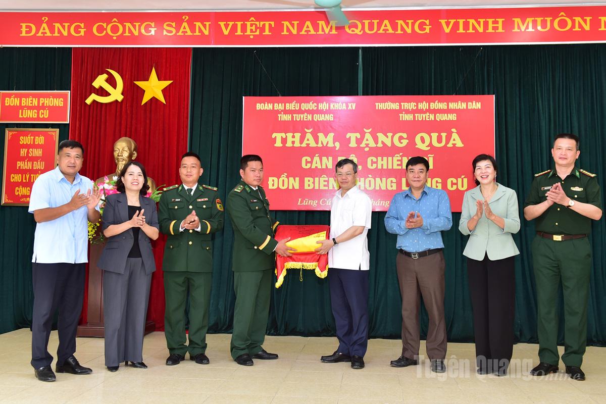 Chỉ huy Đồn Biên phòng Lũng Cú tặng Đoàn công tác lá cờ đã được treo trên Cột cờ Quốc gia Lũng Cú.