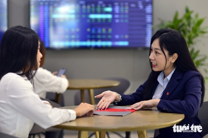 Tiền vào nhiều, chứng khoán sôi động - Ảnh 1.