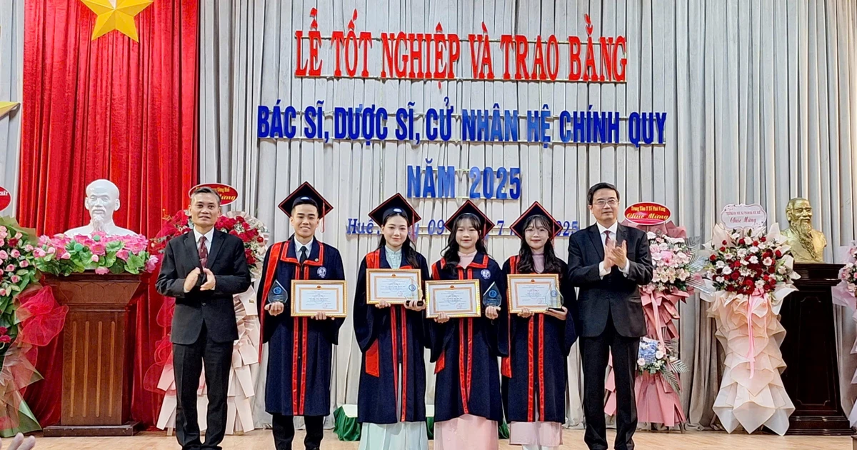 Trường Đại học Y – Dược, ĐH Huế trao bằng cho 1.297 bác sĩ, dược sĩ, cử nhân