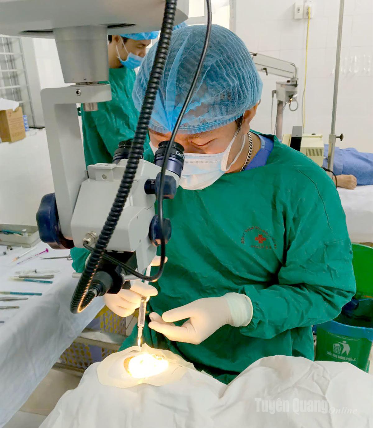 Bác sĩ thực hiện phẫu thuật điều trị bệnh đục thủy tinh thể cho bệnh nhân.