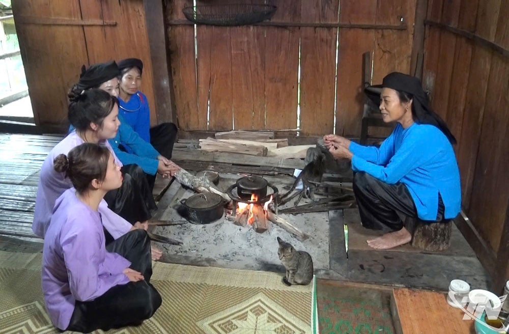 Bà Mỵ truyền dạy hát ru cho lớp trẻ trong xã.