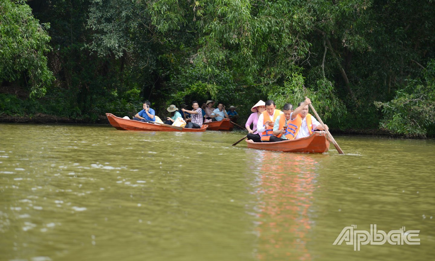Du lịch của tỉnh Đồng Tháp khá đa dạng và phong phú (trong ảnh: Du khách tham quan Khu Bảo tồn sinh thái Đồng Tháp Mười, xã Tân Phước 2).