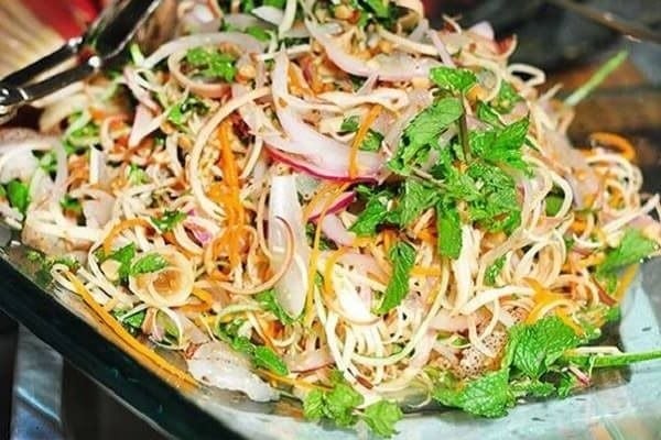 Duck salad with banana flower brings a refreshing taste.