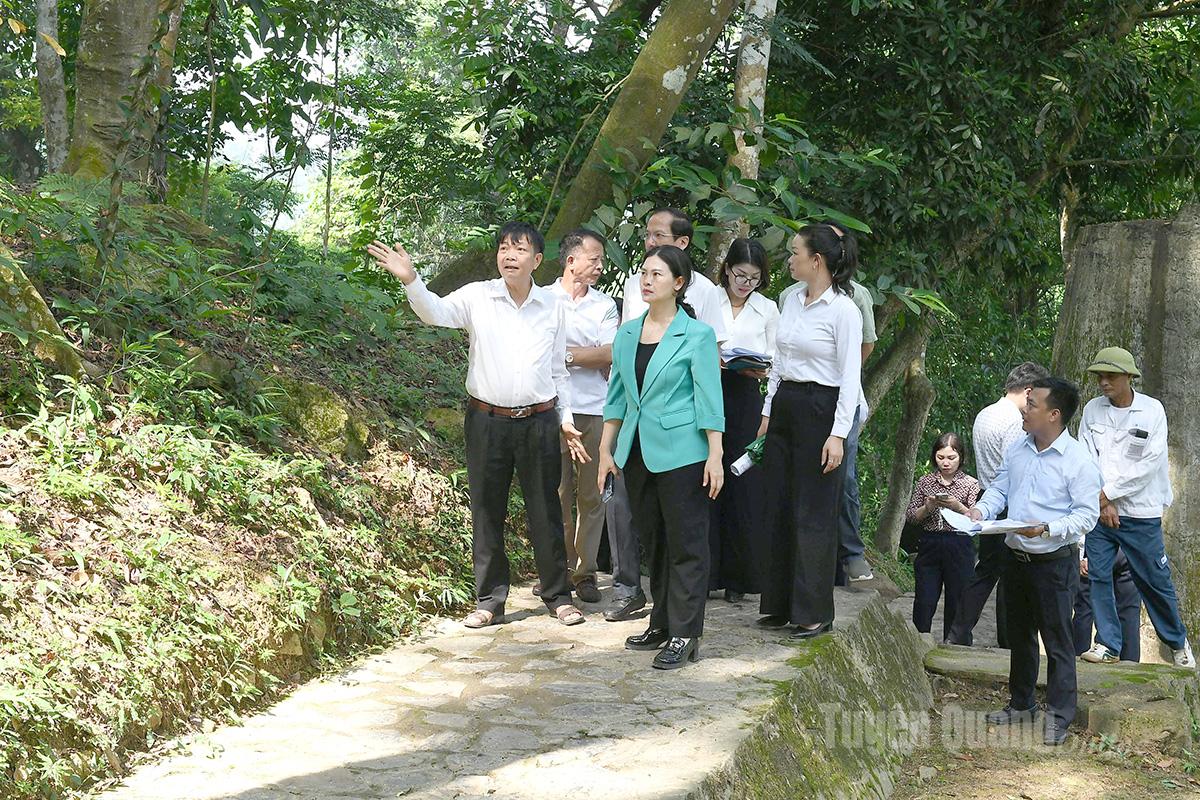 Đồng chí Phó Chủ tịch UBND tỉnh Vương Ngọc Hà kiểm tra tiến độ thi công Dự án Bảo tồn, tôn tạo Khu di tích lịch sử quốc gia đặc biệt Tân Trào.