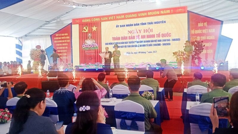 Thượng tướng Trần Quốc Tỏ trao Bằng khen của Bộ Công an cho ông Nguyễn Huy Quý, Chủ tịch Hội đồng quản trị, Tổng Giám đốc Công ty cổ phần Đầu tư xây dựng và Khai thác khoáng sản Thăng Long.