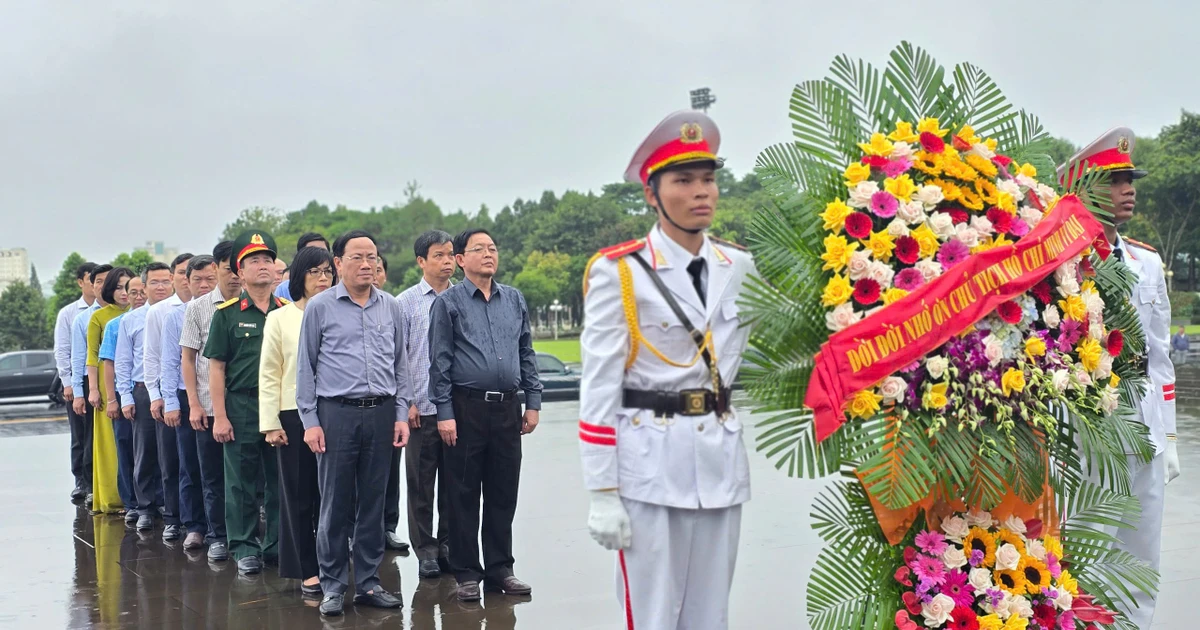 ថ្នាក់ដឹកនាំខេត្ត Gia Lai ថ្វាយផ្កា និងធូបរំលឹកដល់លោកប្រធានហូជីមិញ នៅទីលាន Dai Doan Ket។