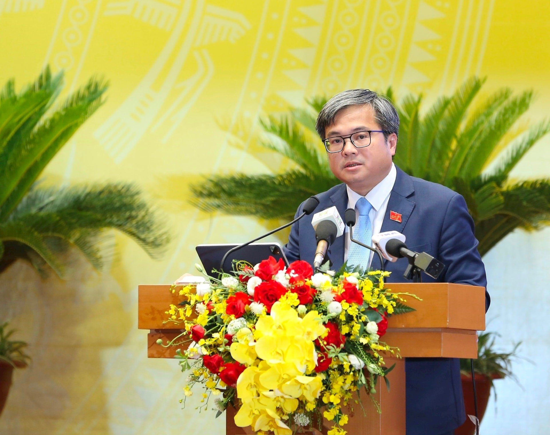 Phó Chủ tịch UBND thành phố Trương Việt Dũng trình bày báo cáo tại kỳ họp. (Ảnh: Daibieunhandan)