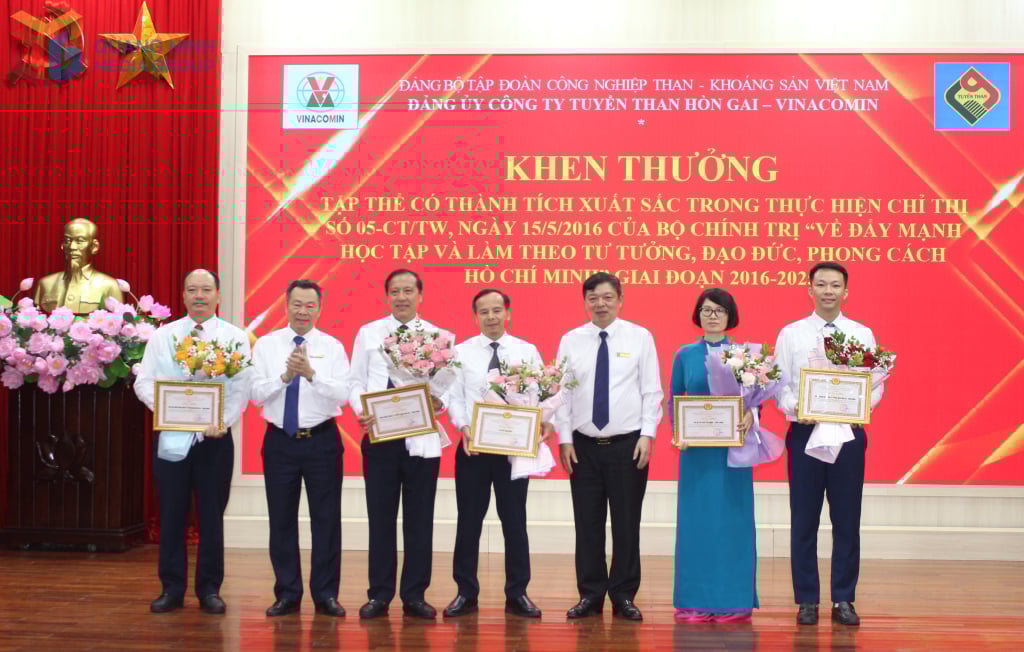ថ្នាក់ដឹកនាំក្រុមហ៊ុនជ្រើសរើសធ្យូងថ្ម Cua Ong បានផ្តល់រង្វាន់ដល់បុគ្គលដែលមានស្នាដៃឆ្នើមក្នុងចលនាត្រាប់តាមស្នេហាជាតិ និងការងារកសាងគំរូជឿនលឿនក្នុងដំណាក់កាល ២០២០-២០២៤។