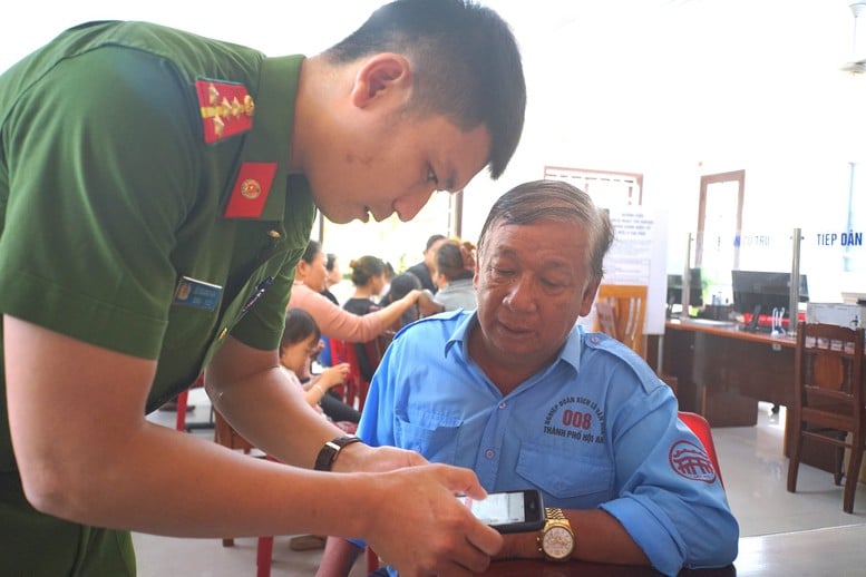 Lực lượng Công an tích cực hỗ trợ người dân thực hiện thủ tục hành chính sau sáp nhập- Ảnh 2.