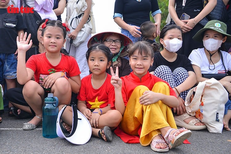 Nhiều trẻ em cũng được cha mẹ đưa đi chiêm ngưỡng buổi hợp luyện.
