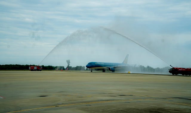 Khoảnh khắc Vietnam Airlines đón hành khách thứ 350 triệu- Ảnh 1.