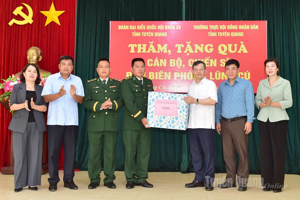Đồng chí Chủ tịch HĐND tỉnh Nguyễn Văn Sơn cùng các đồng chí lãnh đạo tỉnh tặng quà Đồn Biên phòng Lũng Cú.