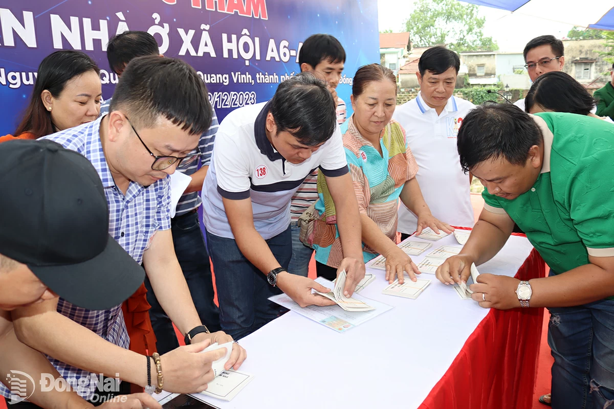 Người dân kiểm phiếu để bốc thăm mua nhà ở xã hội tại Dự án Nhà ở xã hội A6-A7, phường Trấn Biên.