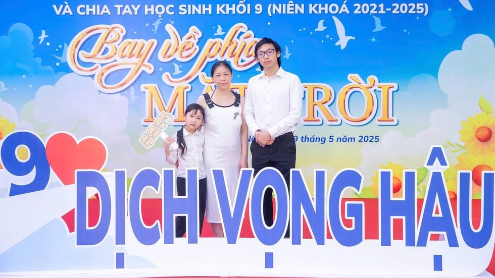 Nam sinh mang em đi thi vào lớp 10 đã đỗ trường top đầu- Ảnh 2.