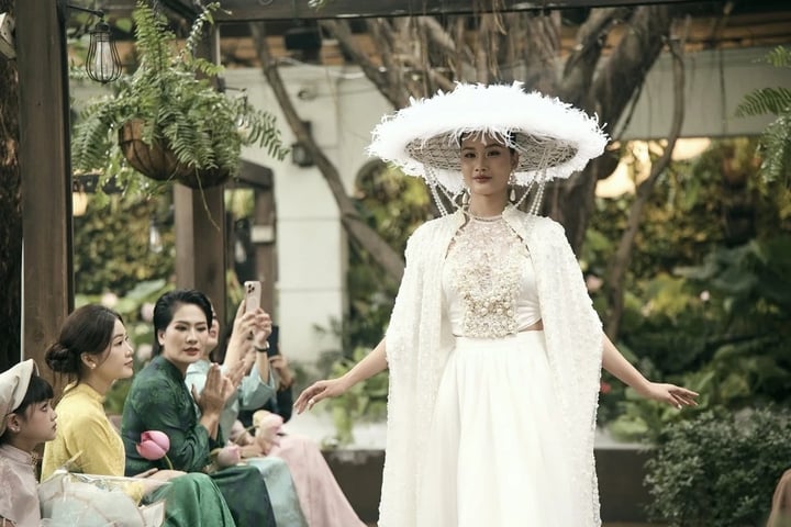 Hoa hậu Ngọc Hân rạng rỡ ở tháng thứ 7 thai kỳ, nhan sắc mẹ bầu gây sốt - Ảnh 10.