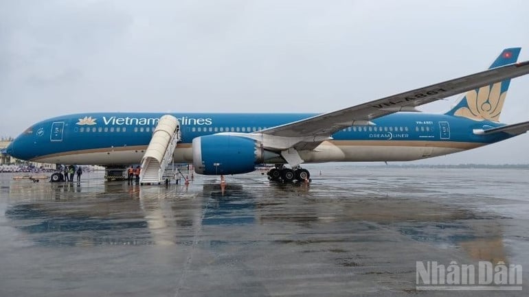 ndo_br_may-bay-vietnam-airlines-ha-canh-tai-san-bay-kolkata-2421.jpg