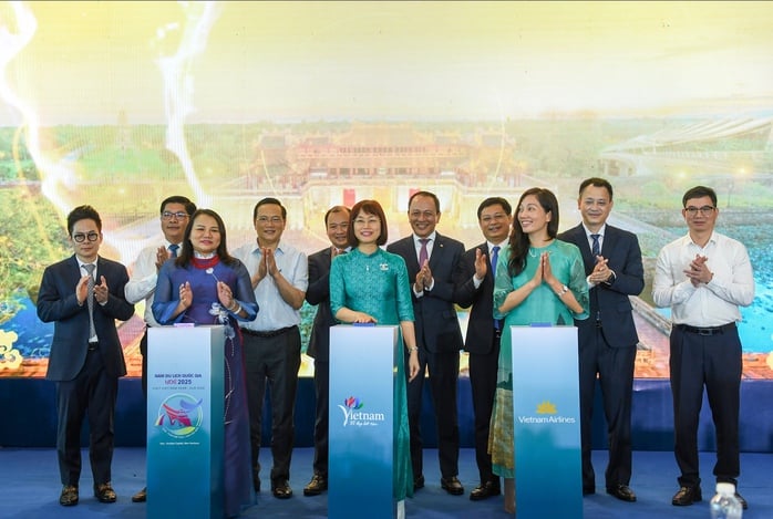 Vị khách đặc biệt thứ 350 triệu của Vietnam Airlines nhận quà "khủng"- Ảnh 9.
