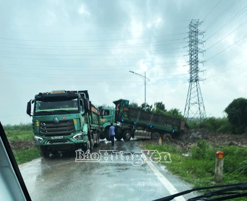 Bắt quả tang xe của hộ bà Phạm Thị Kim (thôn Đồng Than) tự ý đổ đất, phế thải xây dựng trên đất công