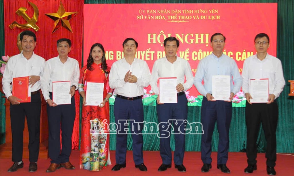 Phó Chủ tịch UBND tỉnh Phạm Văn Nghiêm trao các quyết định bổ nhiệm các chức danh lãnh đạo Sở Văn hóa, Thể thao và Du lịch