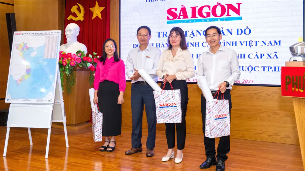 អ្នកកាសែត Tran Van Phong បង្ហាញផែនទីជូនគណៈកម្មាធិការបក្ស និងអាជ្ញាធរសង្កាត់ និងឃុំក្នុងខេត្ត Ba Ria-Vung Tau (ចាស់)