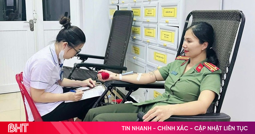 នាយទាហាន និងទាហាន ប៉ូលីសខេត្ត Ha Tinh ចំនួន ៤ នាក់ បានបរិច្ចាគឈាមភ្លាមៗ ដើម្បីជួយស្ត្រីអាយុ ៩២ ឆ្នាំ ឱ្យរួចផុតពីស្ថានភាពធ្ងន់ធ្ងរ