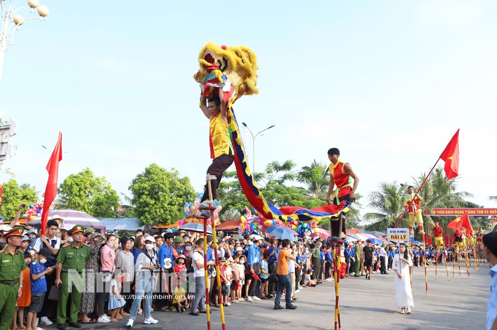 Biểu diễn nghệ thuật múa lân trong ngày hội văn hóa ở xã Hải Hậu. Ảnh: Hoàng Tuấn