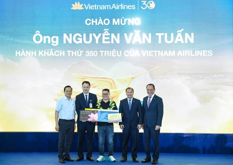 Vietnam Airlines đón hành khách thứ 350 triệu sau 30 năm thành lập- Ảnh 1.