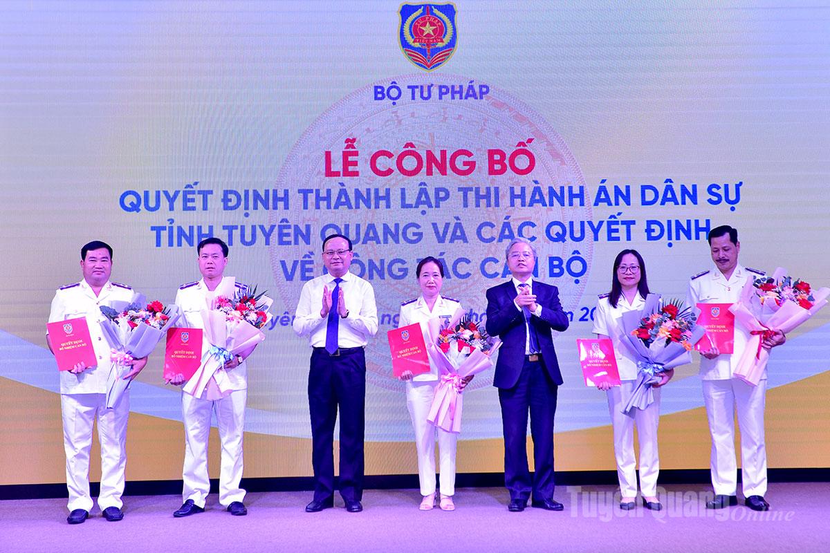 Các đồng chí: Phó Chủ tịch UBND tỉnh Nguyễn Mạnh Tuấn và Phó Bí thư chuyên trách Đảng ủy Bộ Tư pháp Nguyễn Quang Thái tặng hoa chúc mừng các đồng chí được bổ nhiệm giữ chức vụ Phó trưởng Thi hành án dân sự tỉnh Tuyên Quang.