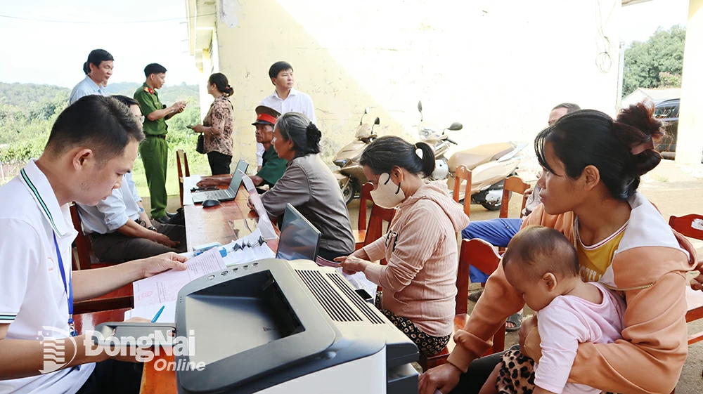 Nhiều người dân đến Nhà văn hóa thôn 2, xã Bù Đăng, để được hướng dẫn, giải quyết hồ sơ, thủ tục hành chính.