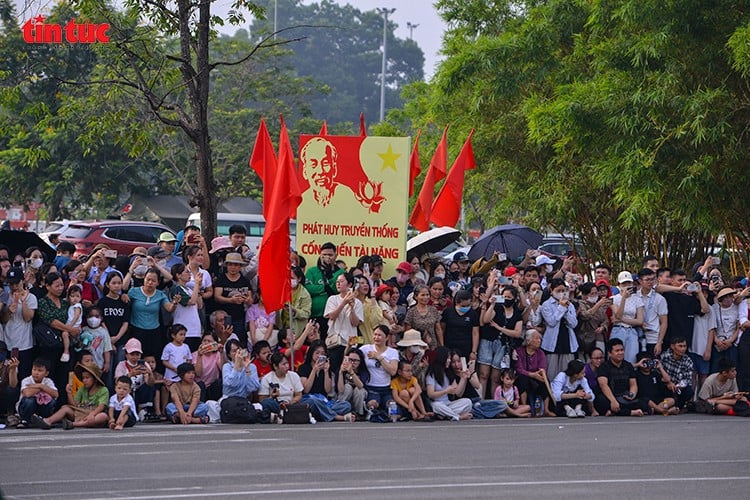 Người dân đứng thành hàng dài theo dõi buổi hợp luyện diễu binh từ sáng sớm.